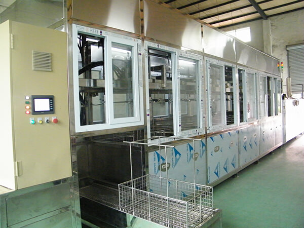 超聲波清洗機(jī)為徹底清洗汽車零部件提供了一種高效且有效的方法?！　∑囍圃?、裝配和維修的零件在使用前必須清洗。制造中使用的新零件很少受到嚴(yán)重污染，但即使是這些零件也可能有加工化合物、金屬污染或車間污垢的痕跡。用于裝配和維修的零件通常有大量的碳